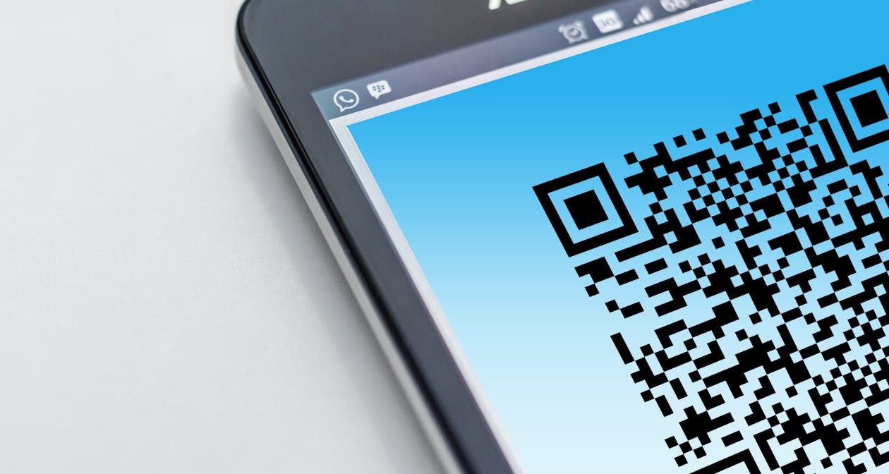 Free High-resolution close-up of a smartphone displaying a QR code on its screen. Stock Photo