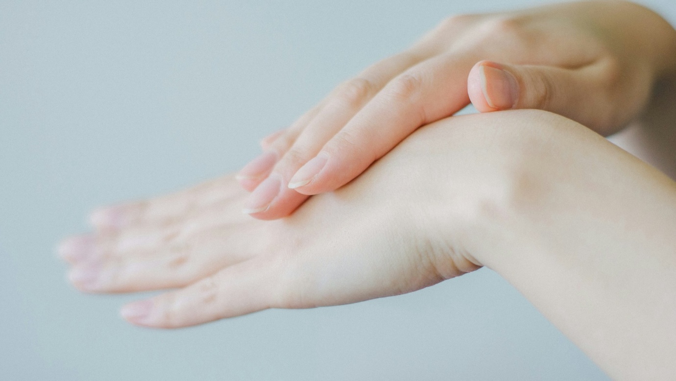 Close-up of a person's hands

AI-generated content may be incorrect.
